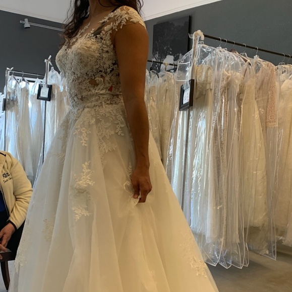 Beautiful Wedding dress - Picture 4 of 8